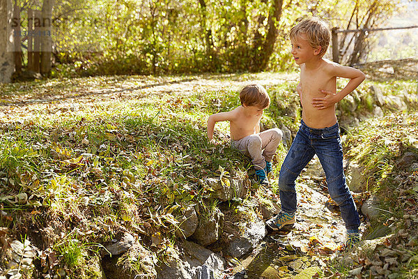 Zwei Jungen erkunden die Natur  Schluderns  Südtirol  Italien