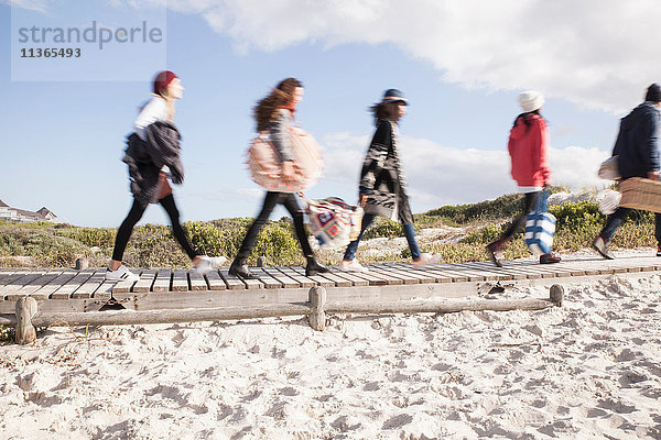Junge erwachsene Freunde unterwegs an der Strandpromenade  Western Cape  Südafrika
