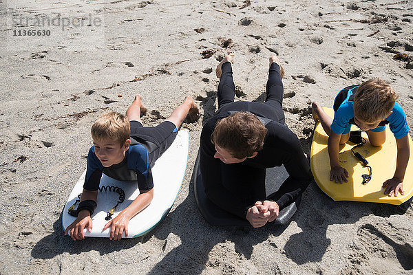 Mann und zwei Söhne üben auf Bodyboards  Laguna Beach  Kalifornien  USA