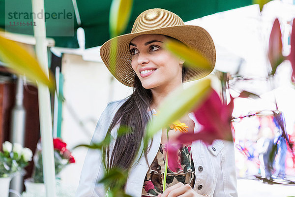 Junge Touristin am Blumenmarktstand  Split  Dalmatien  Kroatien