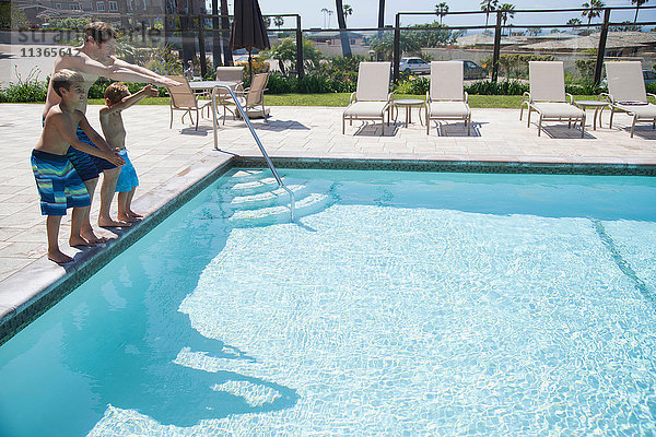 Mann und zwei Söhne üben am Pool  Laguna Beach  Kalifornien  USA