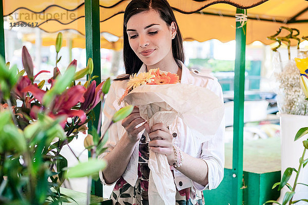 Weibliche Touristin mit Blumenstrauss am Marktstand  Split  Dalmatien  Kroatien