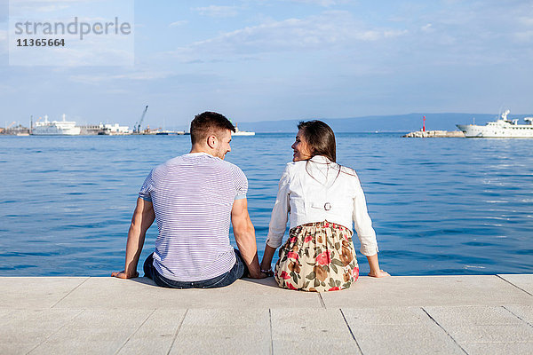 Rückansicht des am Hafen sitzenden Paares  Split  Dalmatien  Kroatien