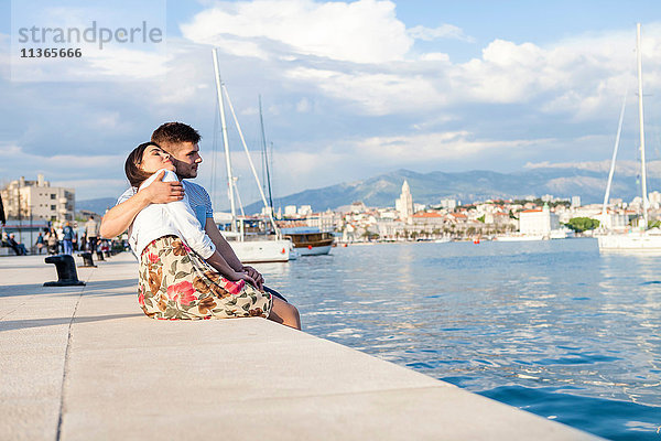 Junges Paar am Hafen  Split  Dalmatien  Kroatien