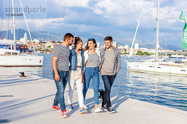 Junge Paare beim Spaziergang im Hafen  Split  Dalmatien  Kroatien