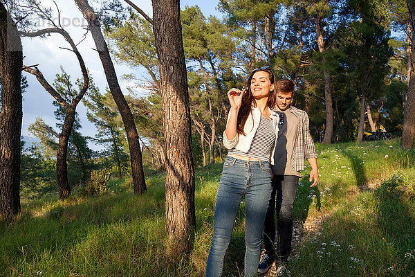 Junges Paar beim Spaziergang im Küstenwald  Split  Dalmatien  Kroatien