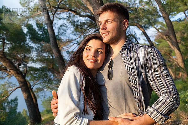 Romantisches junges Paar im Küstenwald  Split  Dalmatien  Kroatien