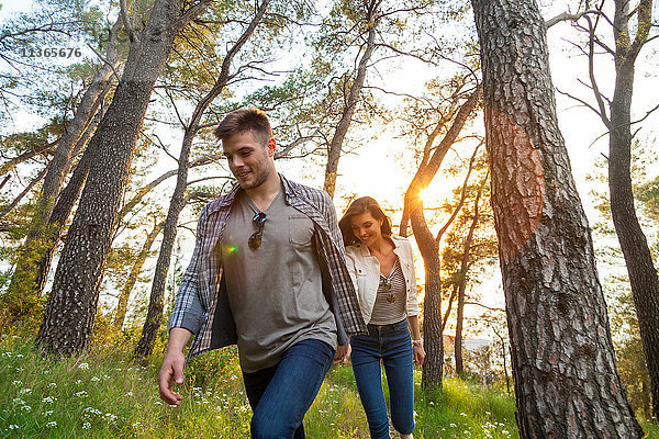 Junges Paar beim Spaziergang im Küstenwald  Split  Dalmatien  Kroatien