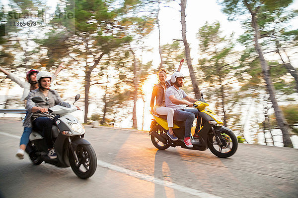 Zwei Paare fahren Moped entlang der Küstenstraße  Split  Dalmatien  Kroatien