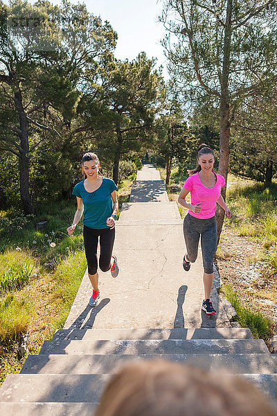 Zwei Läuferinnen laufen im Park  Split  Dalmatien  Kroatien