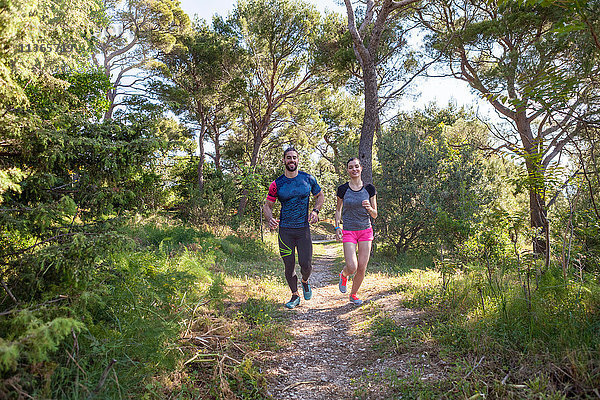 Männliche und weibliche Läufer im Park  Split  Dalmatien  Kroatien