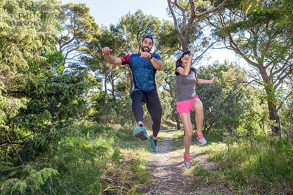 Läuferinnen und Läufer springen im Park in der Luft  Split  Dalmatien  Kroatien