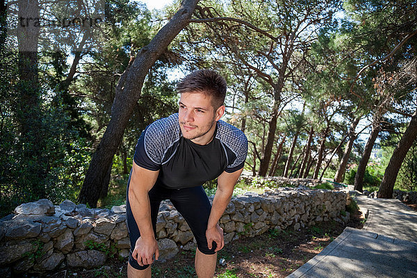Junger männlicher Läufer macht eine Pause im Park  Split  Dalmatien  Kroatien