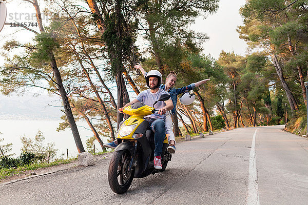 Moped fahrende Paare auf der Landstraße  Split  Dalmatien  Kroatien
