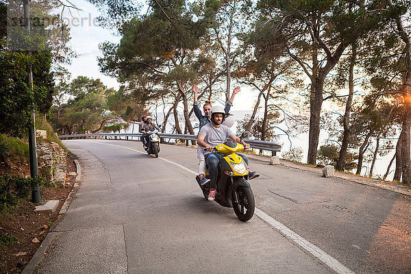 Zwei Moped fahrende Paare auf einer Landstraße  Split  Dalmatien  Kroatien