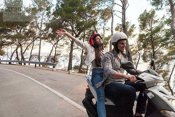 Moped fahrende Paare auf der Landstraße  Split  Dalmatien  Kroatien
