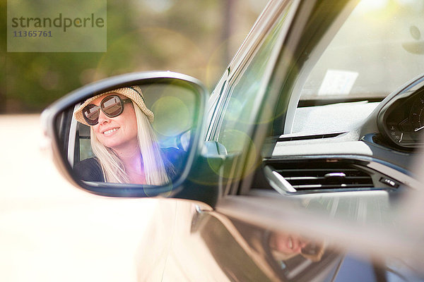 Frau schaut aus dem Autofenster