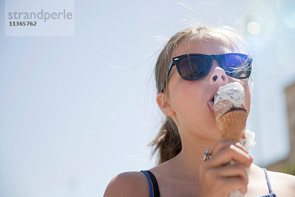 Junges Mädchen isst Eiscreme