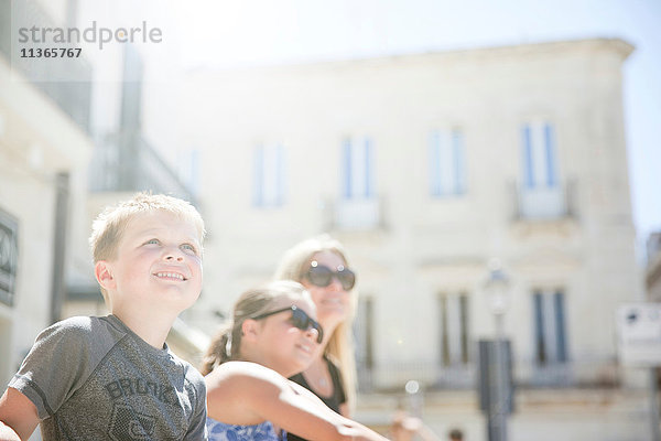 Familie sitzt auf der Piazza S. Oronzo  Lecce  Italien