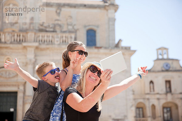 Familie posiert für Selfie  Piazza del Duomo  Lecce  Italien