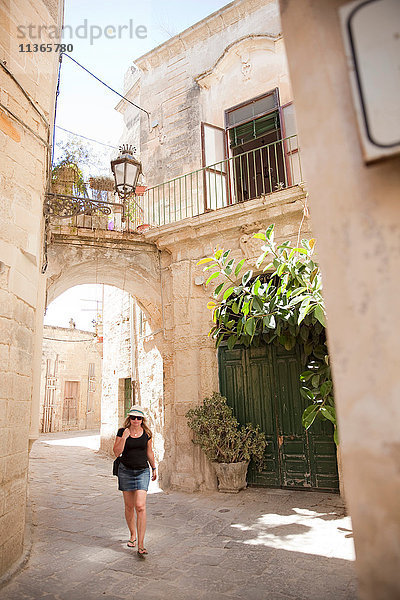 Frau in einer Seitenstraße  Lecce  Italien