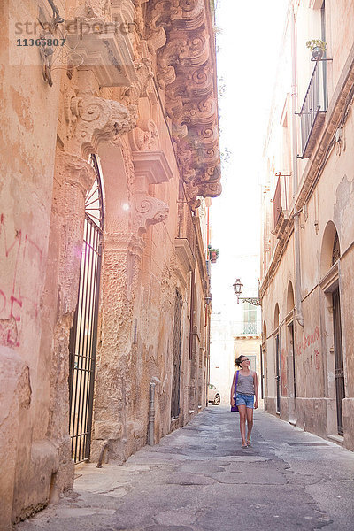 Mädchen in einer Seitenstraße  Lecce  Italien