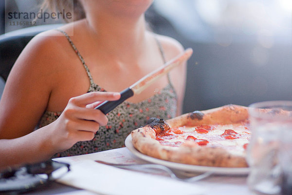 Mädchen isst Sauerteigpizza