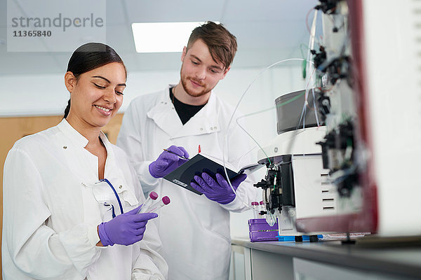 Wissenschaftler im Labor mit wissenschaftlicher Ausrüstung