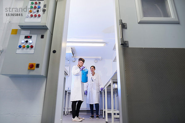 Blick durch die Tür der Wissenschaftler im Labor