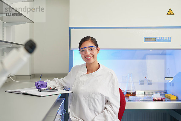Portrait eines Wissenschaftlers im Labor  der lächelnd in die Kamera schaut