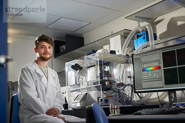 Porträt eines Wissenschaftlers im Labor  der in die Kamera schaut