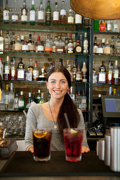 Barkeeper serviert Getränke im Pub  London