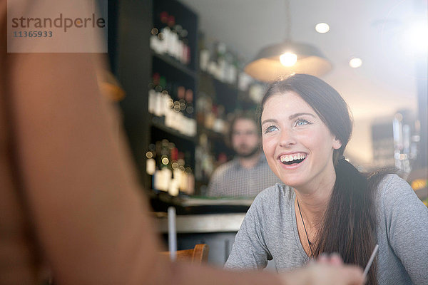 Freunde genießen Getränke im Pub  London