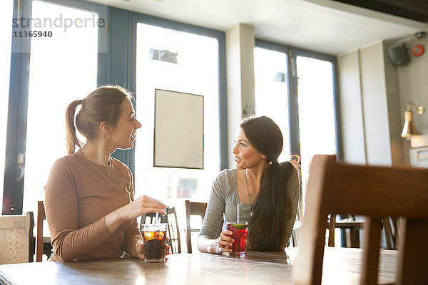 Freunde genießen Getränke im Pub  London