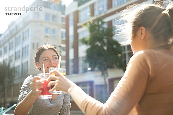 Freunde genießen Getränke im Pub  London