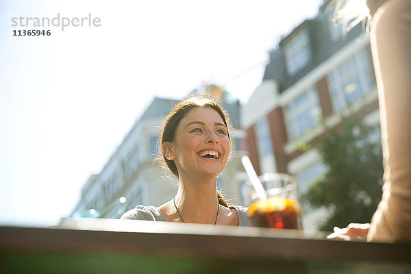 Freunde genießen Getränke im Pub  London