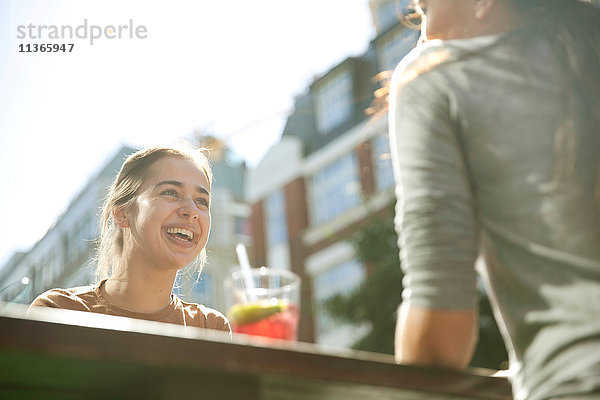 Freunde genießen Getränke im Pub  London