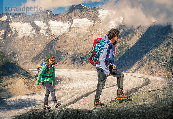 Ehepaar beim Aufstieg über den Grat des Aletschgletschers  Kanton Wallis  Schweiz