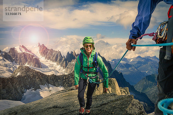 Kletterndes Paar klettert den Grat am Mont Savoie  Frankreich