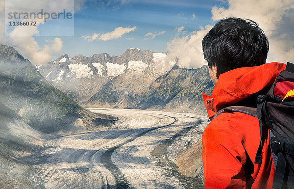Einzelner männlicher Kletterer mit Blick auf den Aletschgletscher  Kanton Wallis  Schweiz
