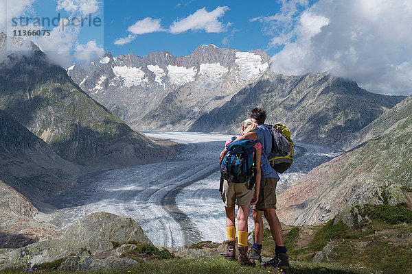 Wandererpaar mit Blick auf den Aletschgletscher  Kanton Wallis  Schweiz