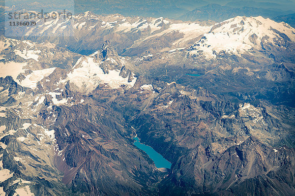 Luftaufnahme der Schweizer Alpen mit dem Rosa-Massiv rechts und dem Matterhorn links  Schweiz