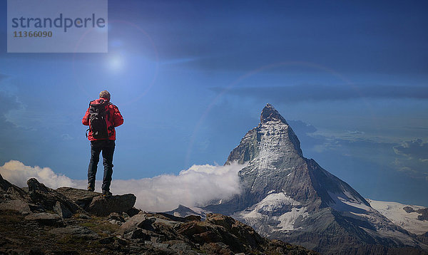 Rückansicht eines älteren männlichen Bergsteigers mit Blick auf das Matterhorn  Kanton Wallis  Schweiz