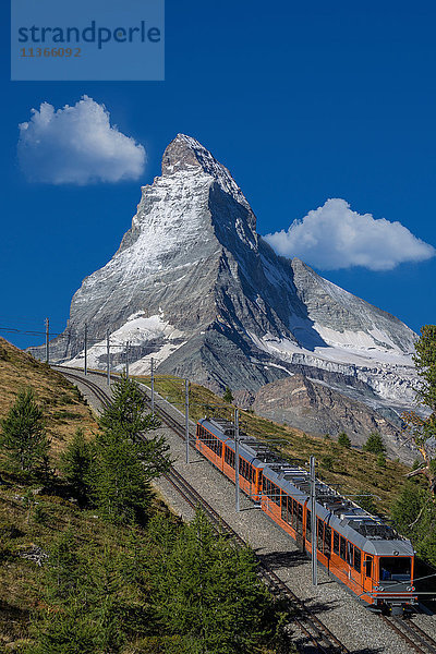 Personenzug der Gornergratbahn unter dem Matterhorn  Zermatt  Kanton Wallis  Schweiz
