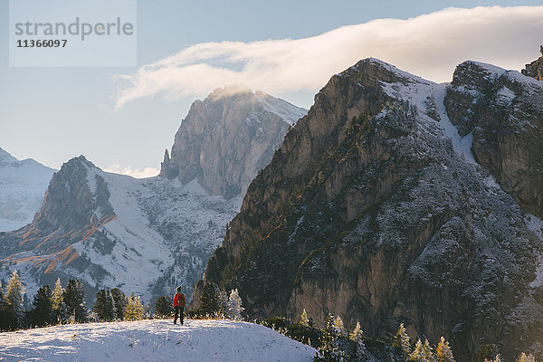 Junge Frau schaut auf Aussicht  Limidsee  Südtirol  Dolomiten  Italien