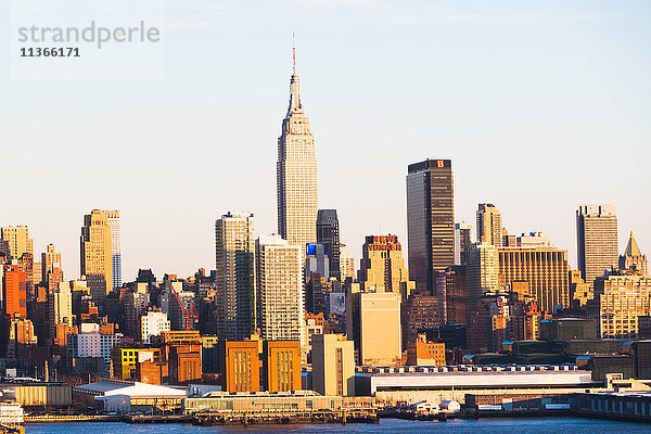 Stadtlandschaft mit Hudson River und Empire State Building  New York  USA