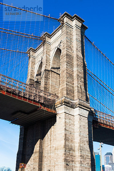 Detailaufnahme der Brooklyn Bridge und des blauen Himmels im Tiefwinkelbereich  New York  USA
