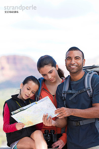 Mädchen und erwachsene Wanderer schauen auf die Karte  Sedona  Arizona  USA