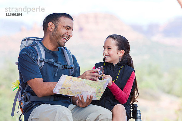 Wanderndes Mädchen und junger Mann schauen auf Karte  Sedona  Arizona  USA