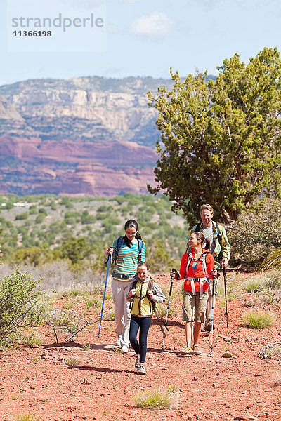 Ein erwachsenes Paar und zwei Töchter wandern in der Landschaft  Sedona  Arizona  USA